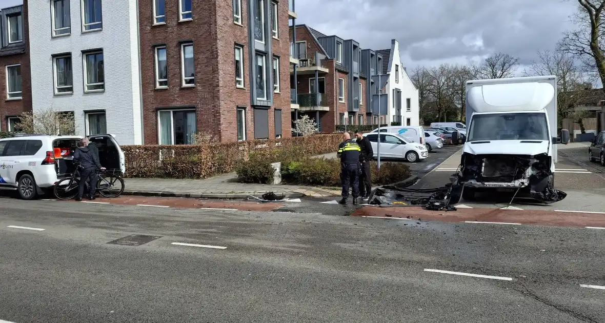 Aanrijding tussen bakwagen en personenwagen - Foto 3