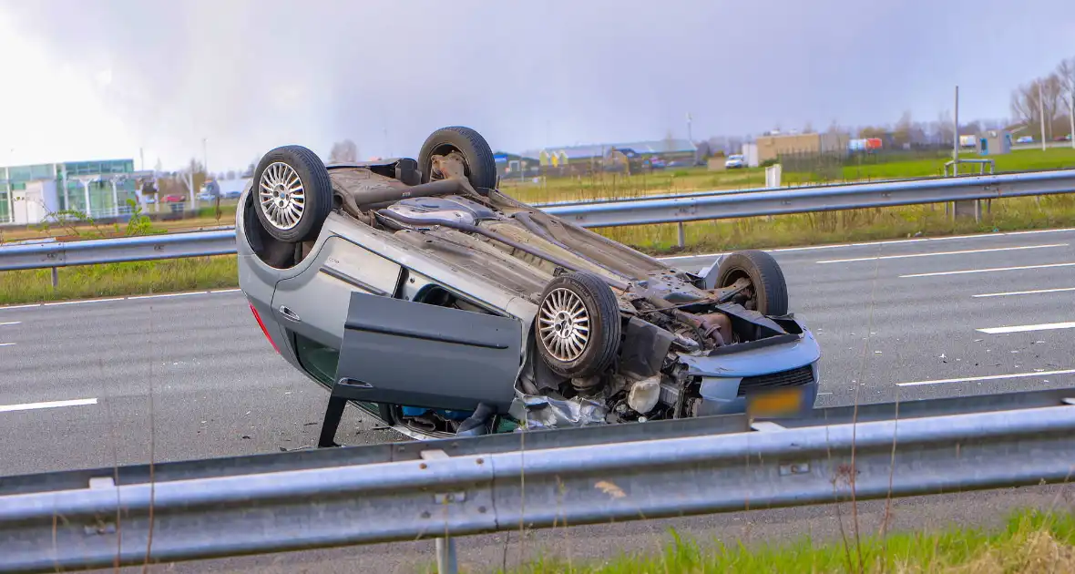 Bestuurder gewond na aanrijding op snelweg - Foto 1
