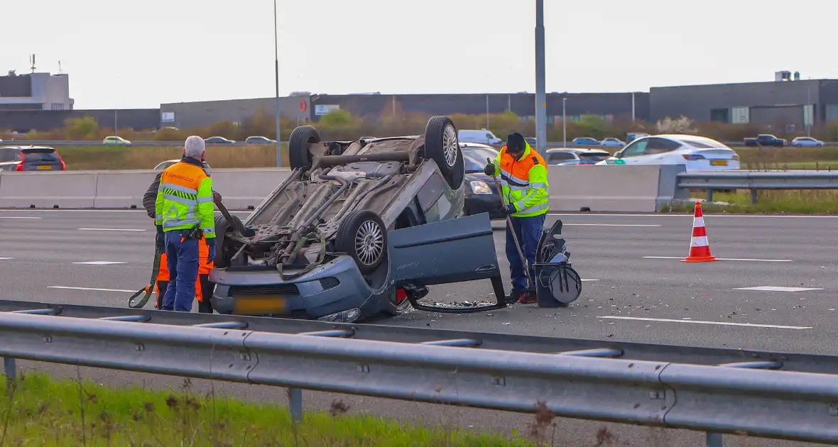 Bestuurder gewond na aanrijding op snelweg - Foto 2