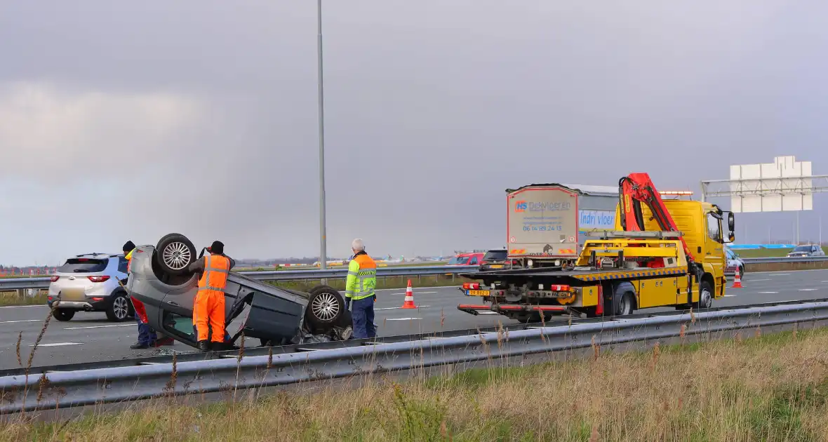 Bestuurder gewond na aanrijding op snelweg - Foto 3