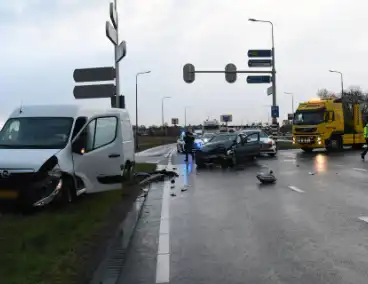 Aanrijding tussen bestelbus en personenwagen