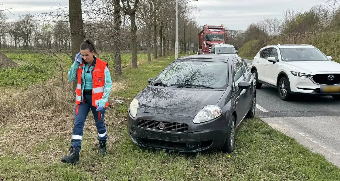Ongeval tussen vrachtwagen en auto leidt tot gewonde
