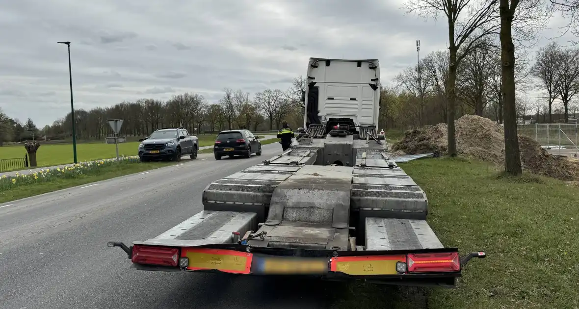 Ongeval tussen vrachtwagen en auto leidt tot gewonde - Foto 1