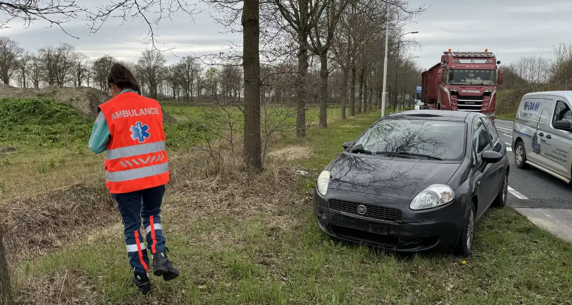 Ongeval tussen vrachtwagen en auto leidt tot gewonde - Foto 3