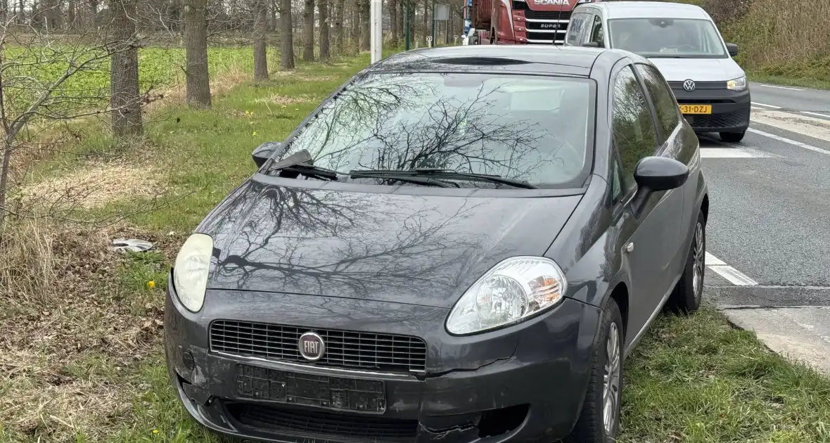 Ongeval tussen vrachtwagen en auto leidt tot gewonde - Foto 4