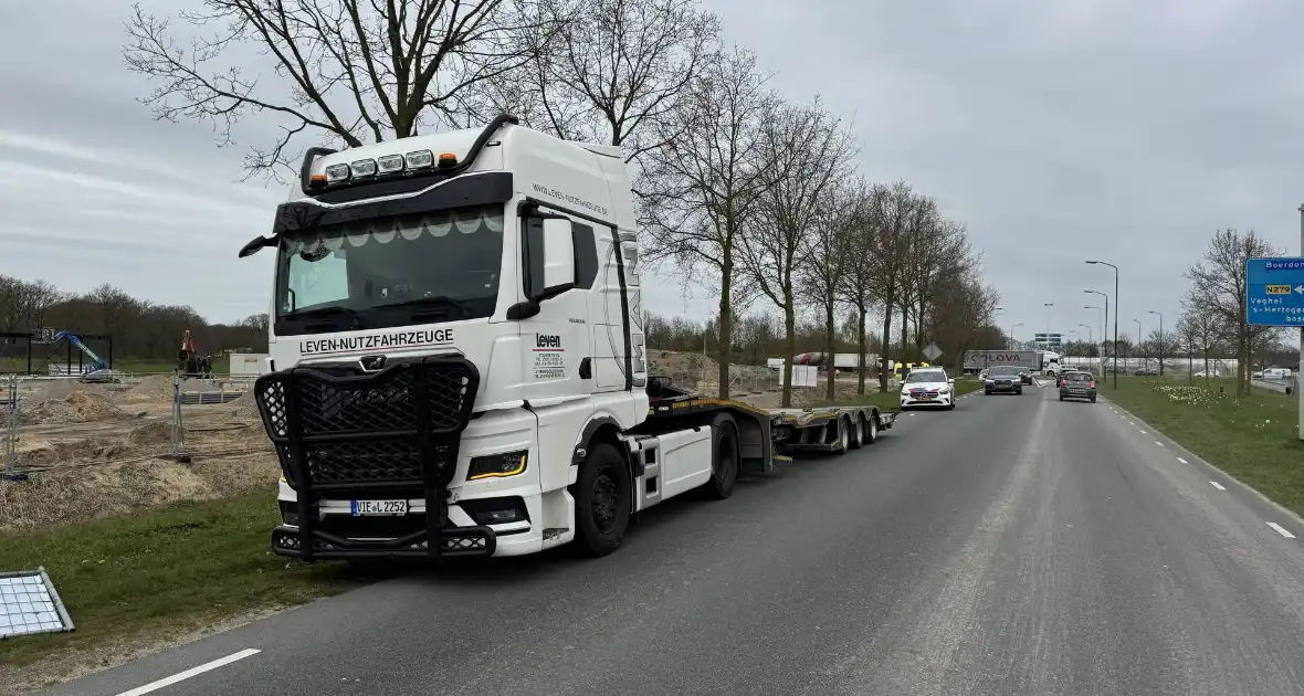 Ongeval tussen vrachtwagen en auto leidt tot gewonde - Foto 5
