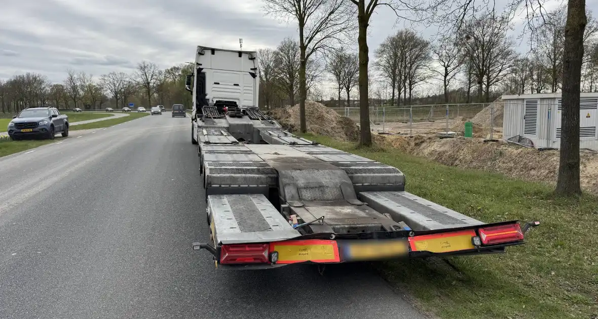 Ongeval tussen vrachtwagen en auto leidt tot gewonde - Foto 6