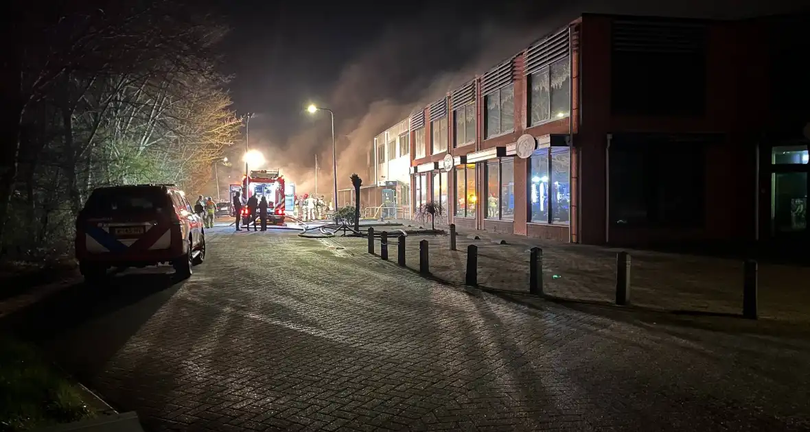 Brand in winkel leidt tot grote inzet van brandweer - Foto 1