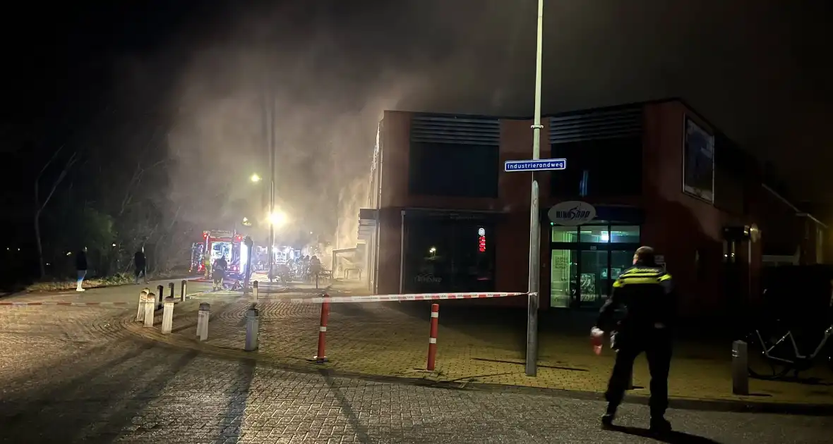 Brand in winkel leidt tot grote inzet van brandweer - Foto 3