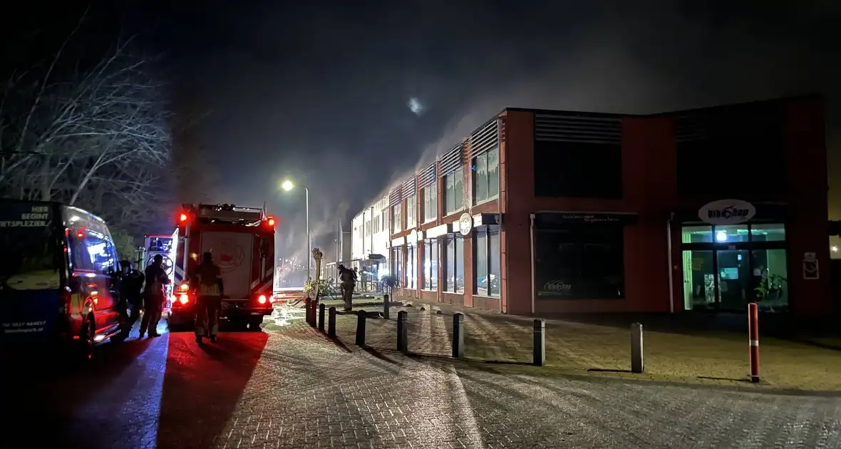 Brand in winkel leidt tot grote inzet van brandweer - Foto 4