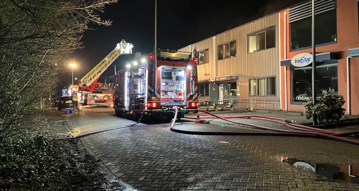 Brand in winkel leidt tot grote inzet van brandweer - Foto 5