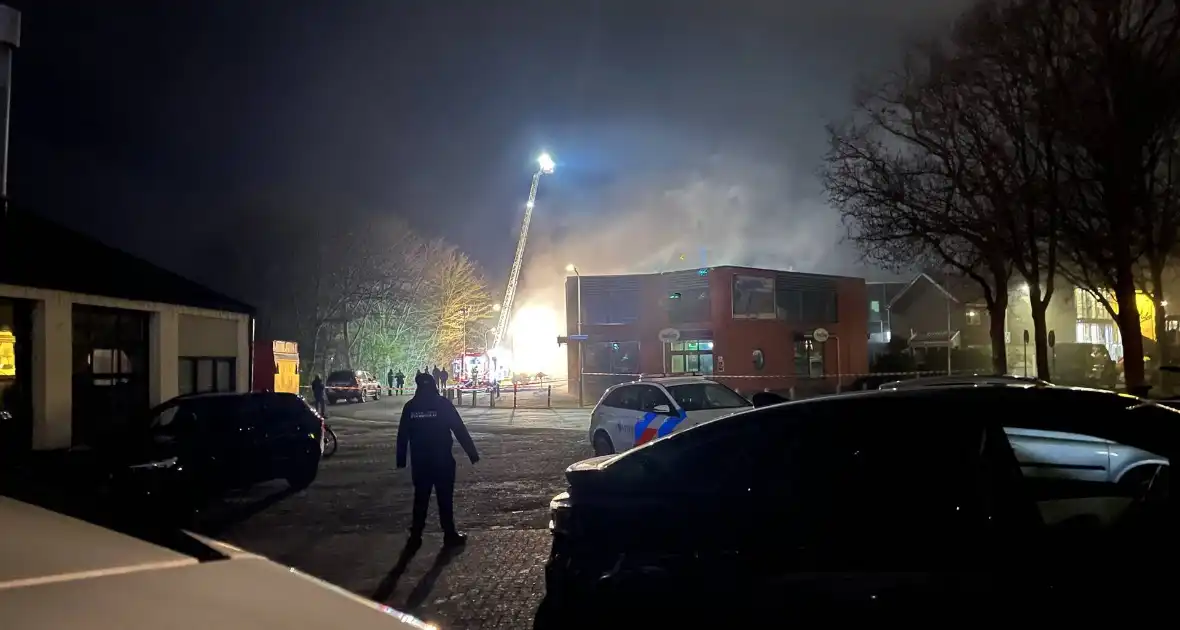 Brand in winkel leidt tot grote inzet van brandweer - Foto 6