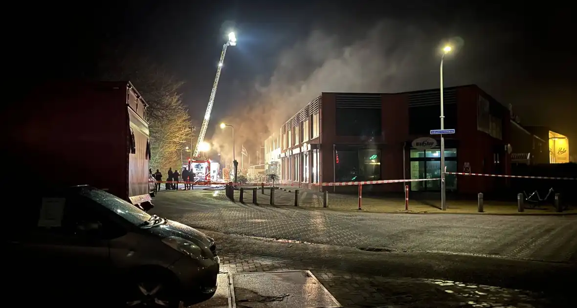 Brand in winkel leidt tot grote inzet van brandweer - Foto 7