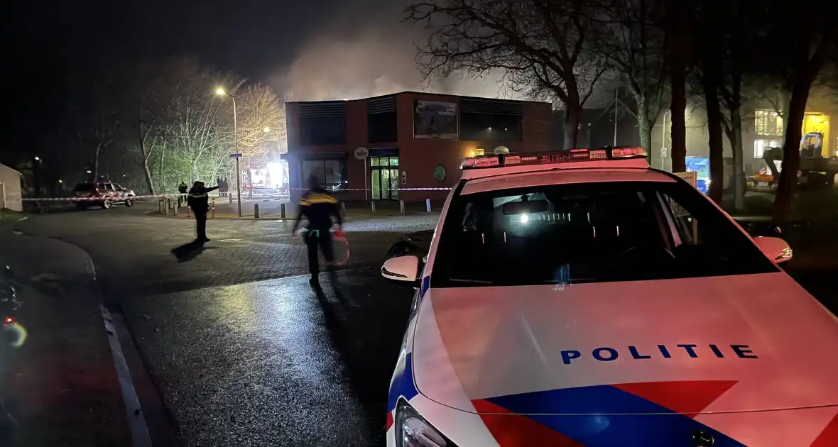 Brand in winkel leidt tot grote inzet van brandweer - Foto 8
