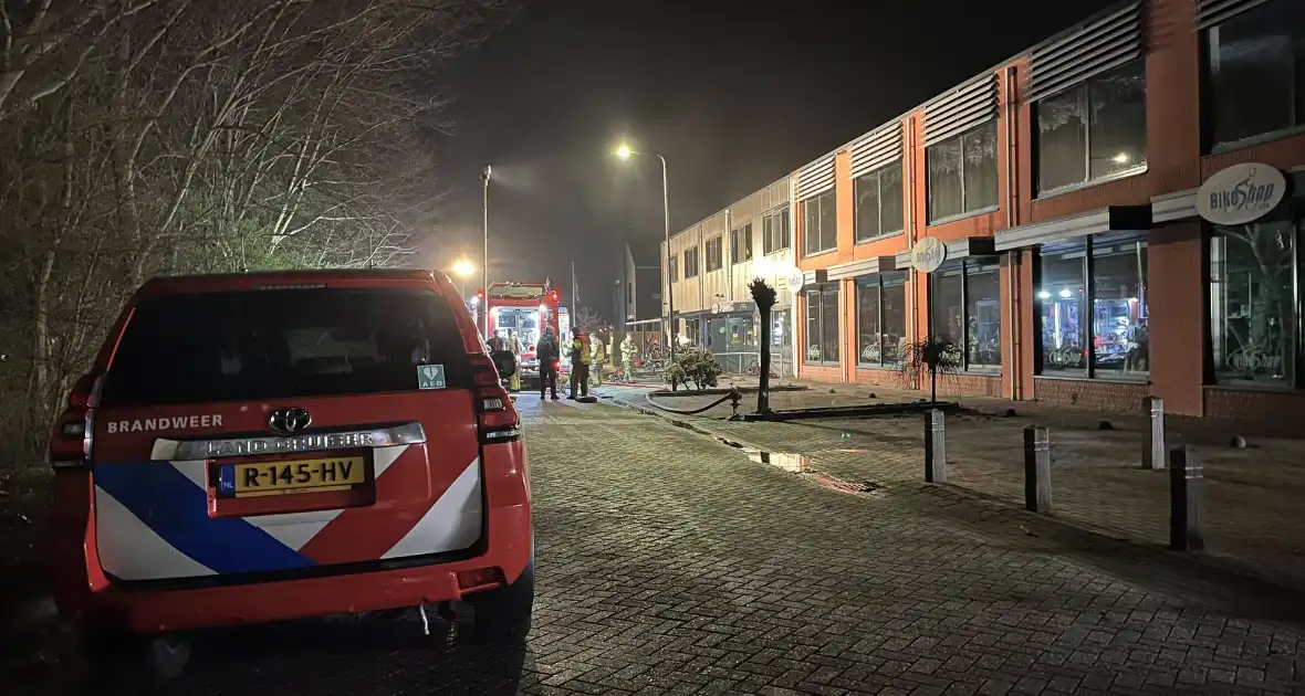 Brand in winkel leidt tot grote inzet van brandweer - Foto 9