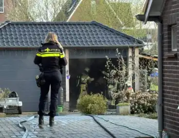 Brand in bijgebouw leidt tot ziekenhuisopname