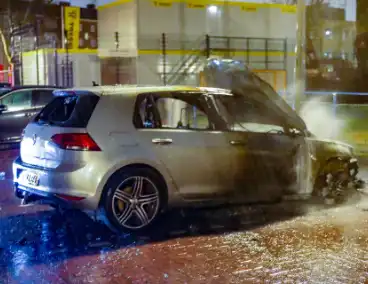 Auto volledig uitgebrand na brand