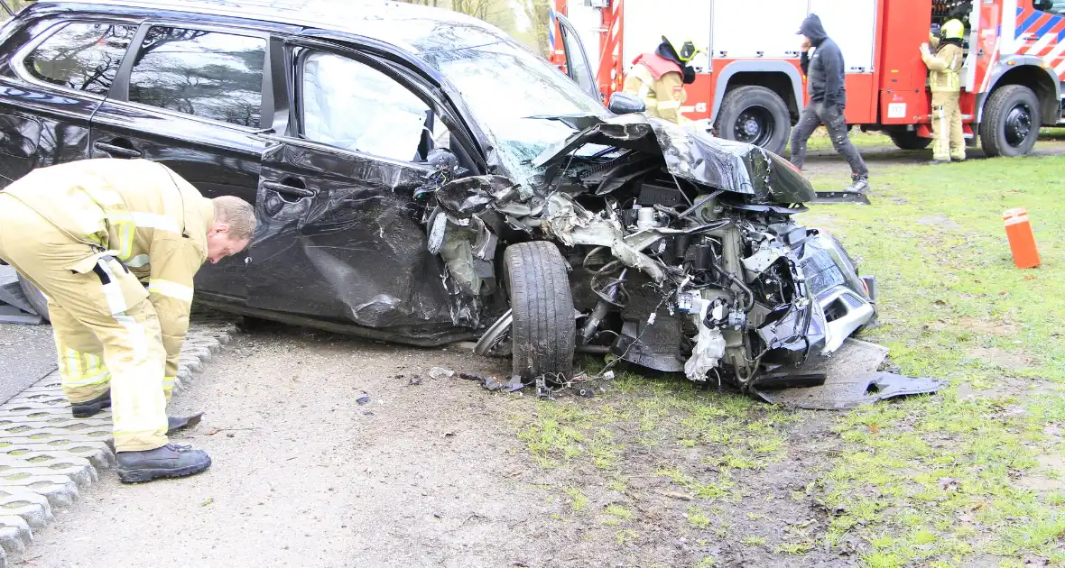 Auto botst tegen boom met bestuurder gewond