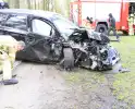 Auto botst tegen boom met bestuurder gewond