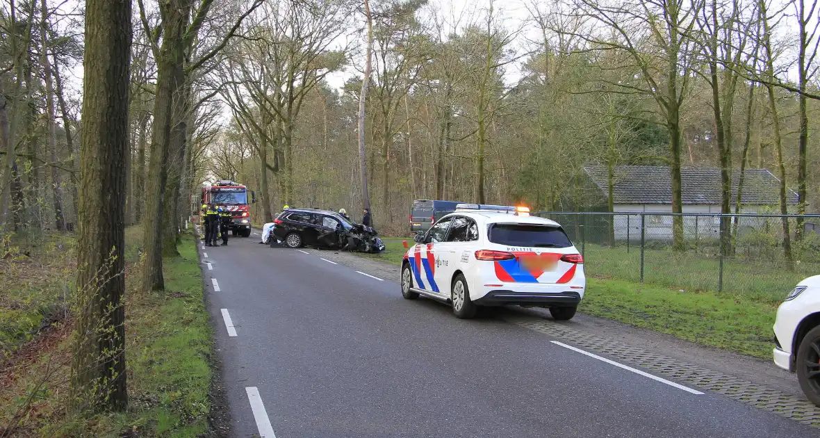 Auto botst tegen boom met bestuurder gewond - Foto 1