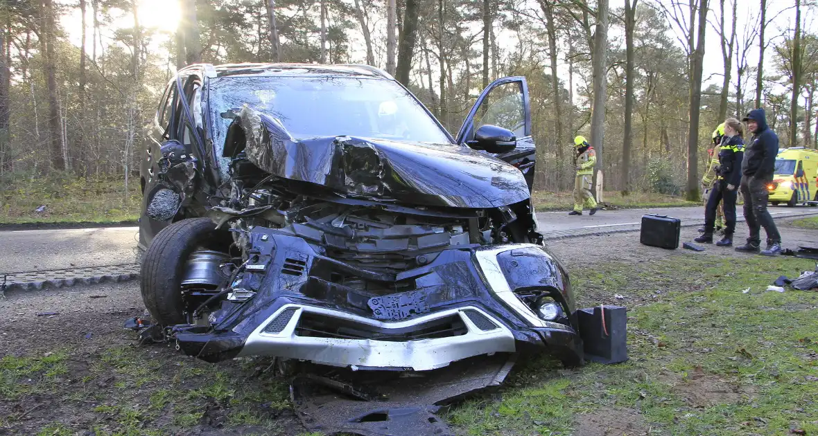 Auto botst tegen boom met bestuurder gewond - Foto 11