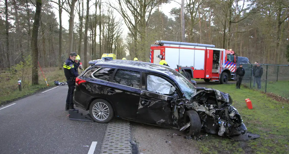 Auto botst tegen boom met bestuurder gewond - Foto 13
