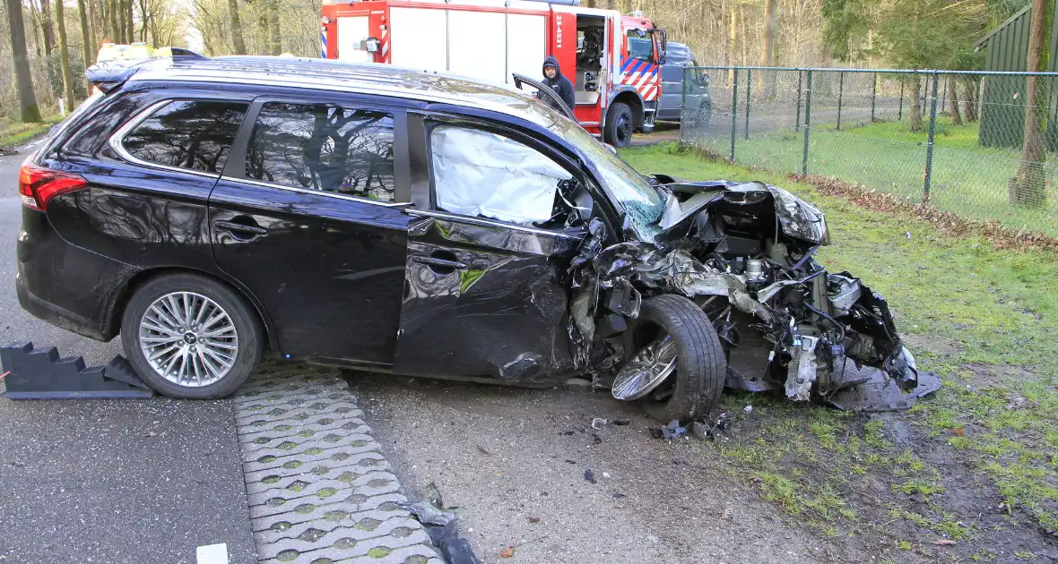 Auto botst tegen boom met bestuurder gewond - Foto 14