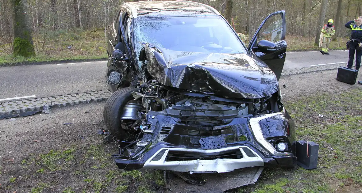 Auto botst tegen boom met bestuurder gewond - Foto 15