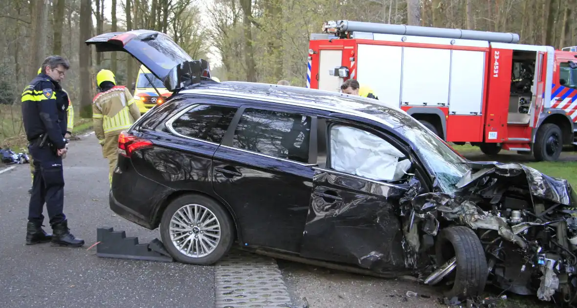 Auto botst tegen boom met bestuurder gewond - Foto 16