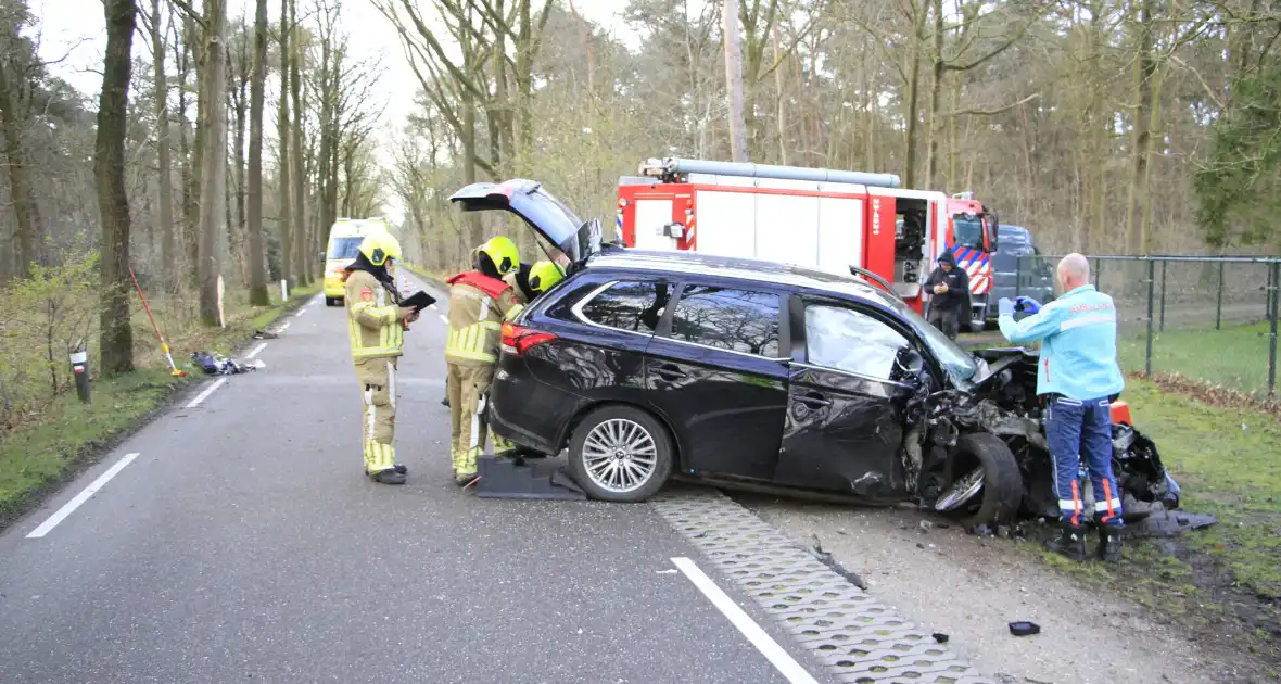 Auto botst tegen boom met bestuurder gewond - Foto 17