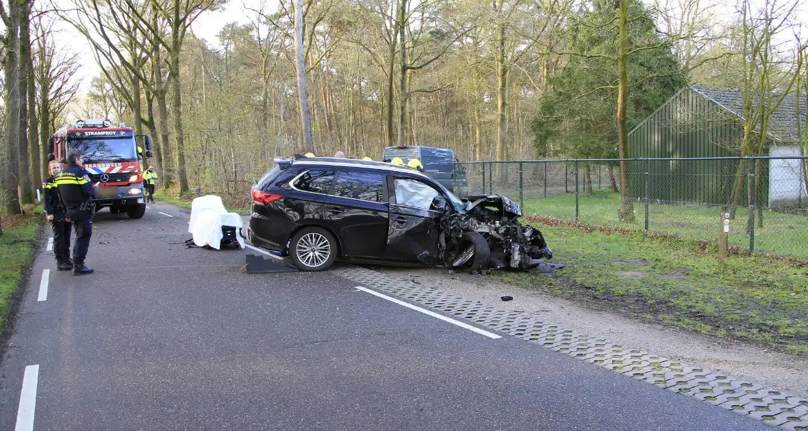 Auto botst tegen boom met bestuurder gewond - Foto 18