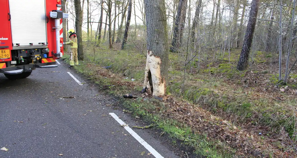 Auto botst tegen boom met bestuurder gewond - Foto 2