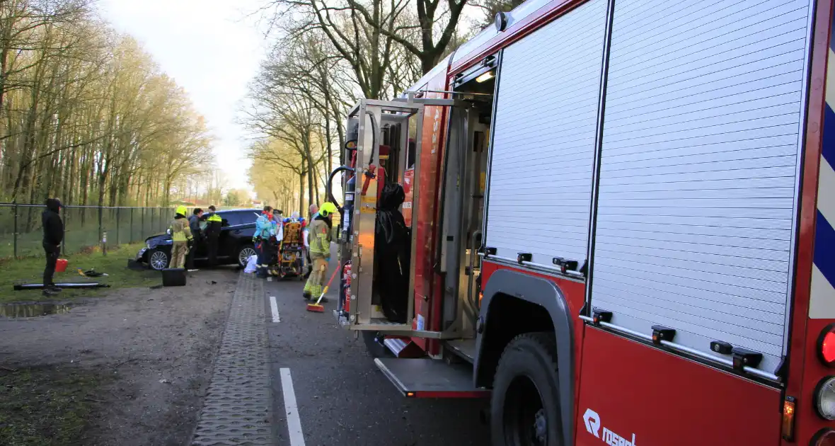 Auto botst tegen boom met bestuurder gewond - Foto 3