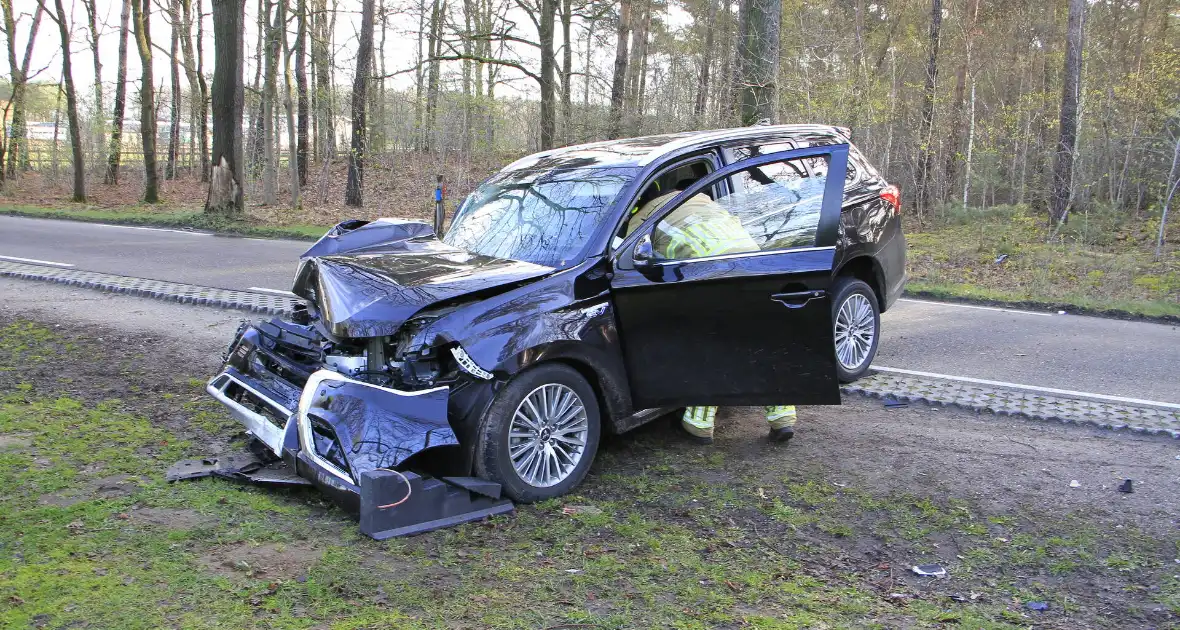 Auto botst tegen boom met bestuurder gewond - Foto 4
