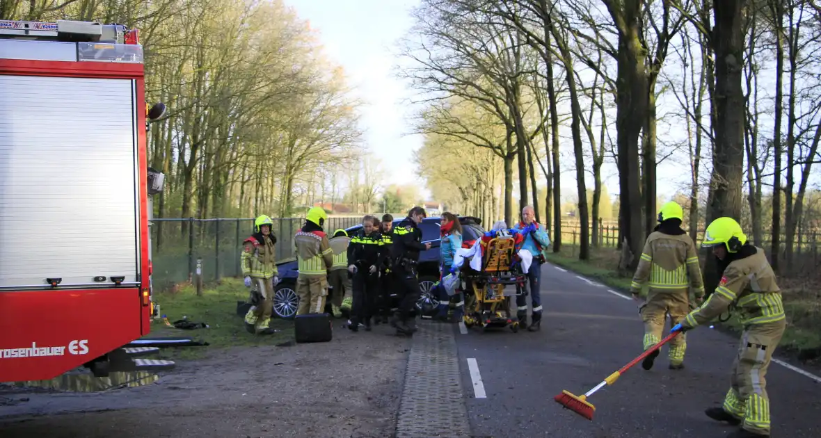 Auto botst tegen boom met bestuurder gewond - Foto 5