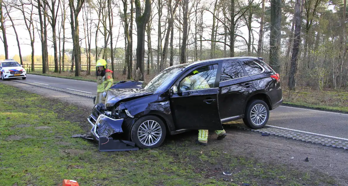 Auto botst tegen boom met bestuurder gewond - Foto 6