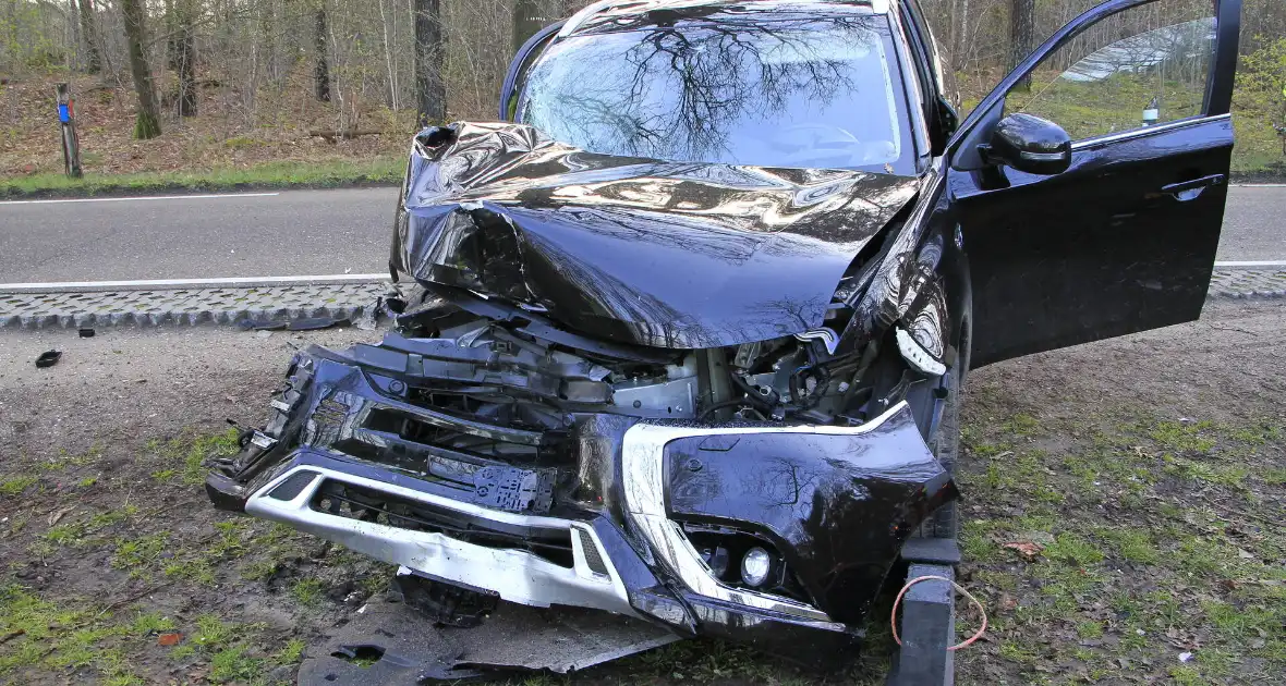 Auto botst tegen boom met bestuurder gewond - Foto 7