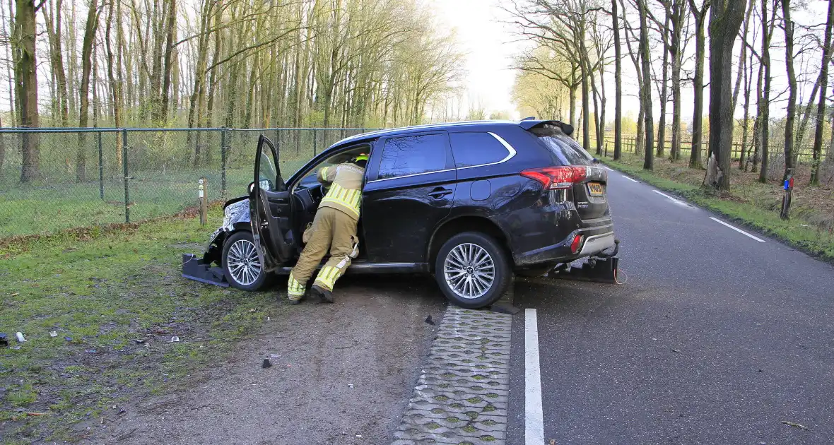 Auto botst tegen boom met bestuurder gewond - Foto 8