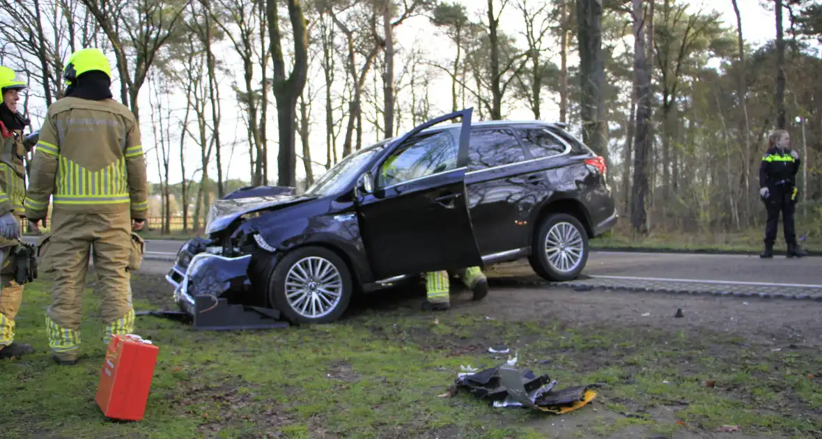 Auto botst tegen boom met bestuurder gewond - Foto 9