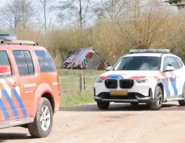 Brandweerauto belandt in sloot tijdens uitruk
