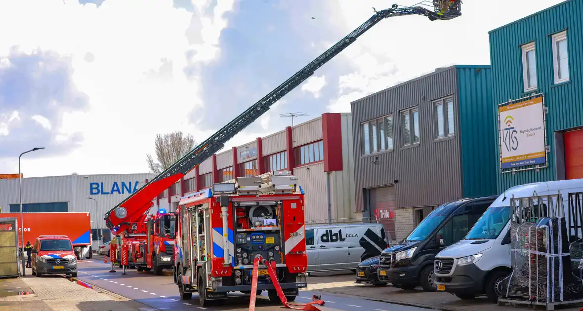 Brand in bedrijfspand onder controle - Foto 1