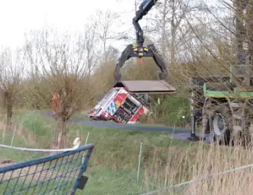 Brandweervoertuig na uren geborgen