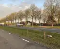 Auto rijdt ree aan op drukke weg
