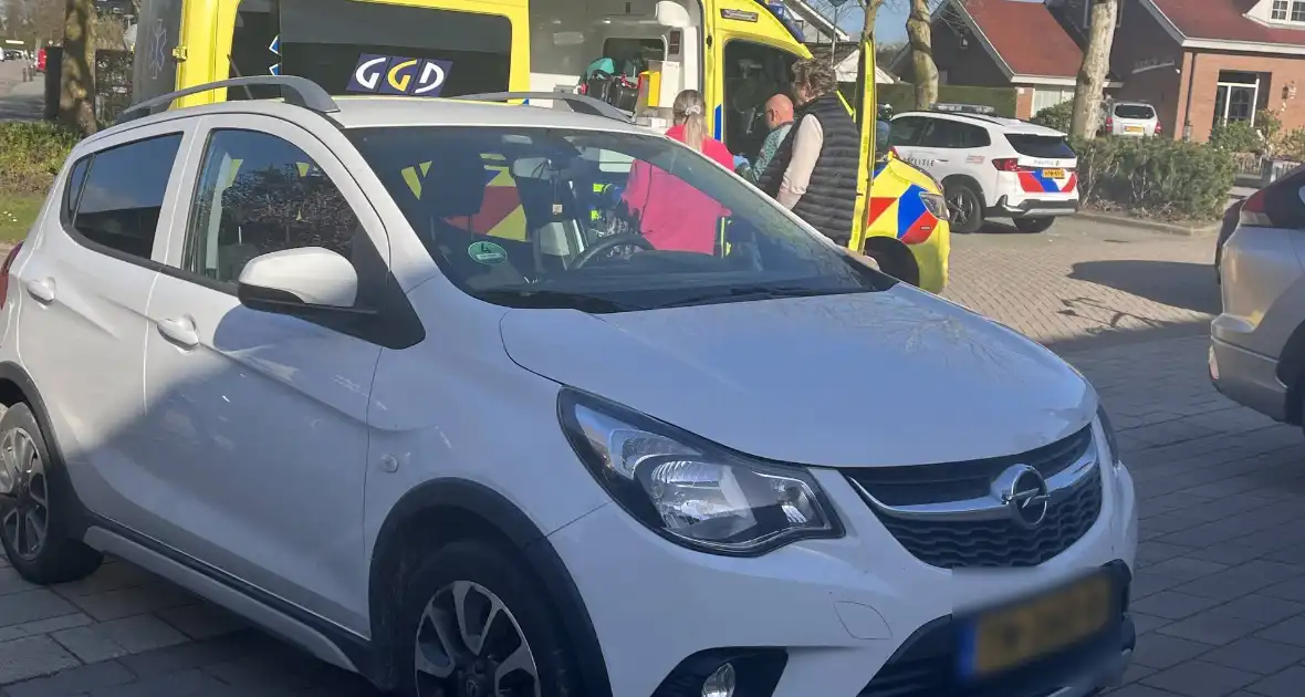 Jongen op elektrische step botst op auto