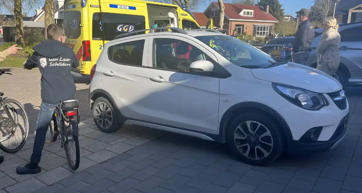 Jongen op elektrische step botst op auto - Foto 1