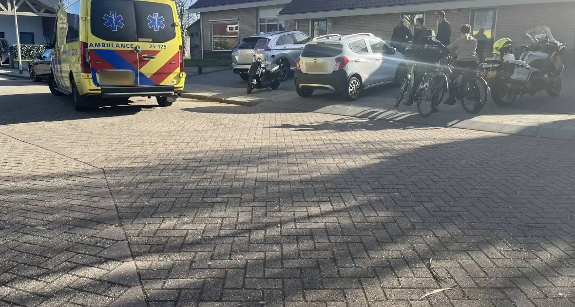 Jongen op elektrische step botst op auto - Foto 2