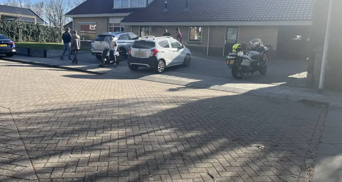 Jongen op elektrische step botst op auto - Foto 3