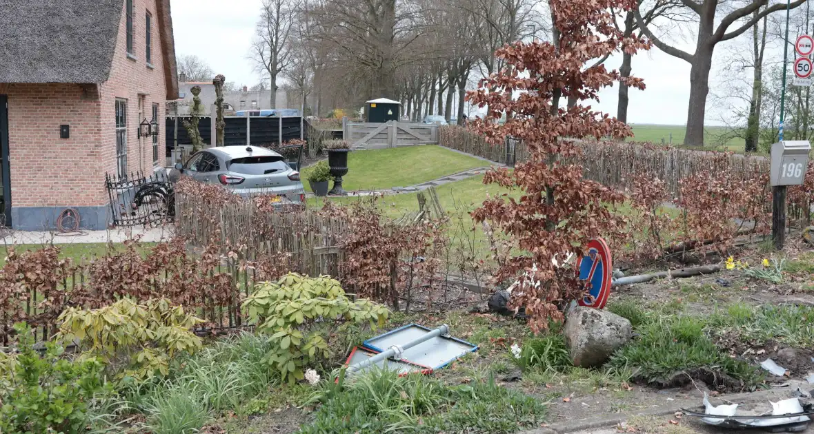 Automobilist verliest macht over het stuur en belandt in voortuin