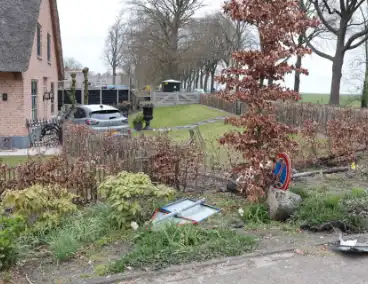 Automobilist verliest macht over het stuur en belandt in voortuin