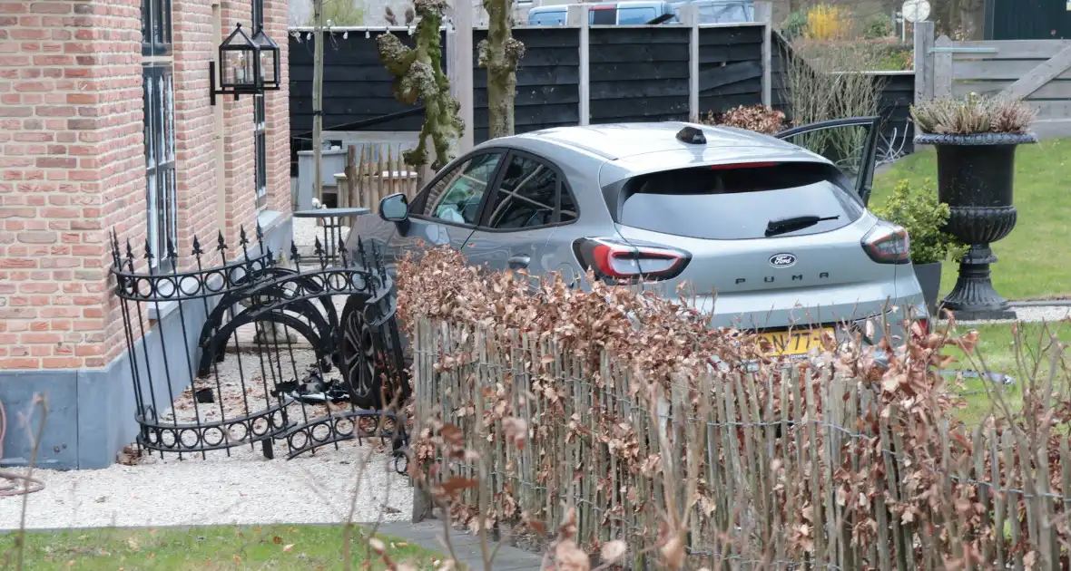 Automobilist verliest macht over het stuur en belandt in voortuin - Foto 1
